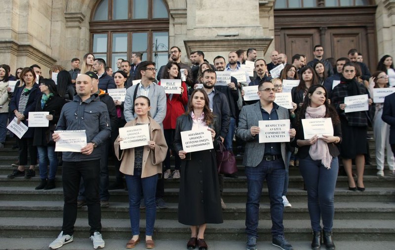 Magistrații români care protestează la Bruxelles vor fi primiți de Timmermans și Tajani la discuții
