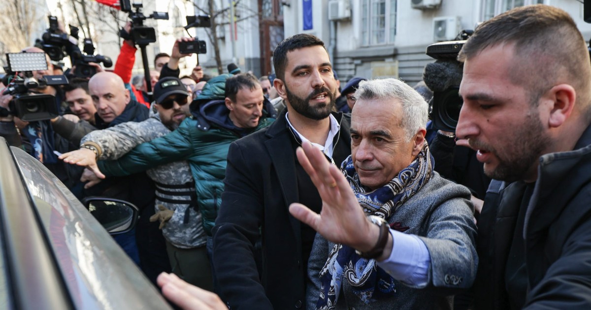 Călin Georgescu pleacă de la Judecătoria Sectorului 1. El își salută susținătorii, 5 martie 2025
