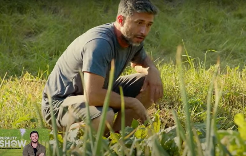 Dragoș Bucur și-a construit casă la țară: „M-am hotărât să mă fac țăran”. Primele imagini cu actorul pe tractor și cu noua locuință