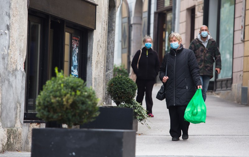 Masca, obligatorie în spațiile deschise din Bistrița. Se închid și localurile, și sălile de jocuri de noroc