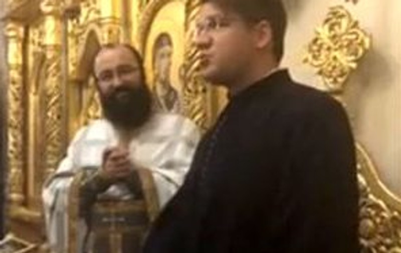 Liberalul Mihail Neamțu, îmbrăcat în haine bisericești. Cum îi îndeamnă pe credincioși să voteze la referendum |VIDEO