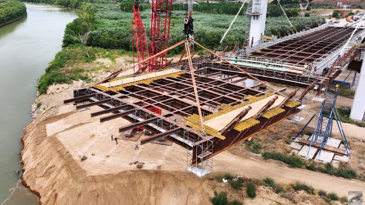 Constructorul UMB a ridicat și poziționat pe Drumul Expres (DEx 6) Brăila - Galați penultimul segment al tablierului metalic la podul hobanat peste Siret