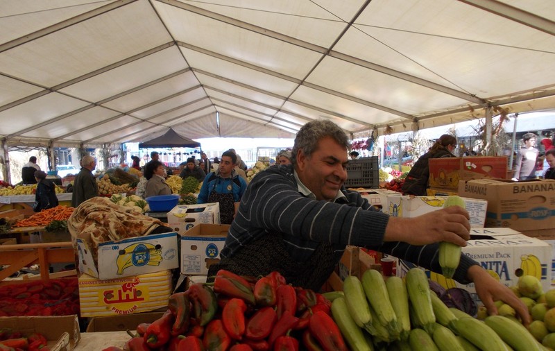Îmbulzeală într-o piață din Craiova. Peste 300 de oameni s-au călcat în picioare ca să prindă tichete de cumpărături de 20 de lei