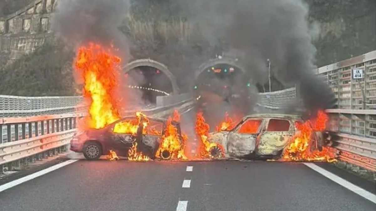 Două mașini care ard sunt puse de-a latul unei autostrăzi, pe un tronson al autostrăzii din provincia Reggio Calabria, Italia, 1 decembrie 2025