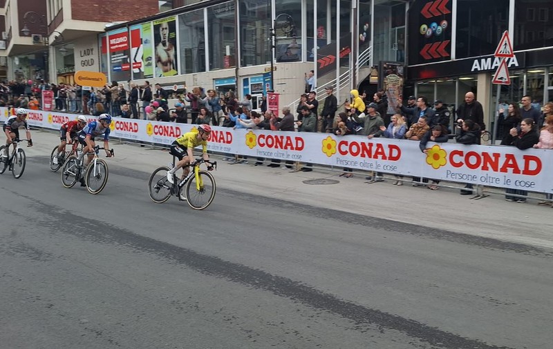 Sute de români au venit să-l vadă pe Jonas Vingegaard la Veliko Tarnovo. Cine a câștigat etapa a doua din Bulgaria, după căzătura masivă din final