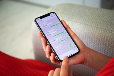 iPhone X cu aplicția WhatsApp