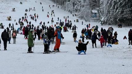 Mii de turiști au luat cu asalt stațiunile montane, inclusiv Poiana Brașov. Foto: Andrei Crăițoiu