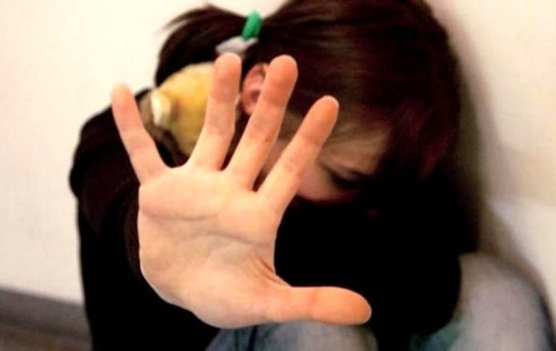 O fată de 12 ani a fost supusă la perversiuni de trei băieți. Mama copilei acuză: „Am depus plângere la poliție și nu s-a întâmplat nimic!”