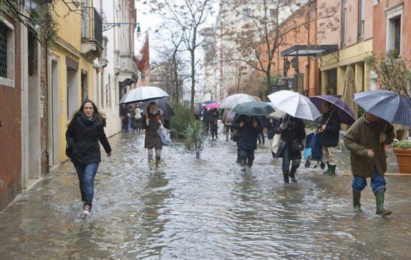 Ploi însemnate cantitativ în toată ţara începând cu ora 14.00