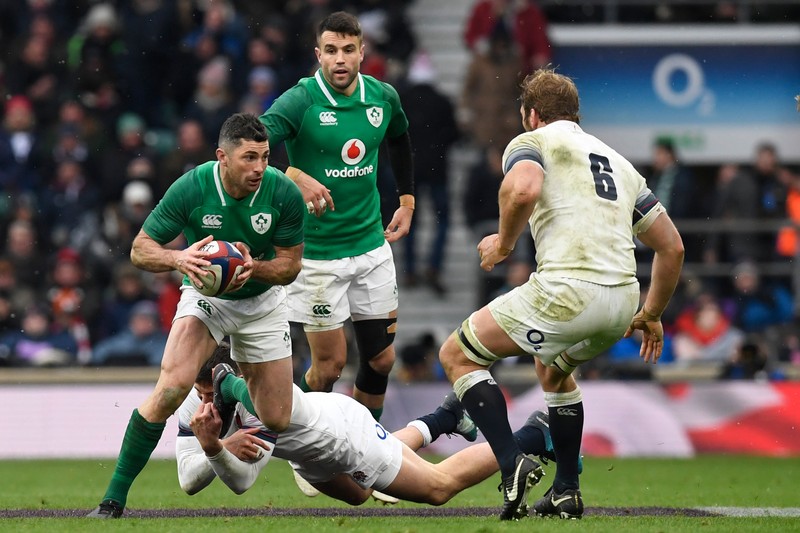 epa06610340 England's Chris Robshaw (R) in action against Ireland's Rob Kearney (L) during the Six Nations rugby match between England and Ireland at Twickenham stadium, London, Britain, 17 March 2018. EPA-EFE/WILL OLIVER
