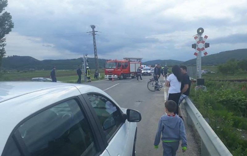 Maşină lovită de tren, în județul Alba. Șoferul a fost grav rănit, iar traficul feroviar este întrerupt între Războieni şi Târgu Mureş