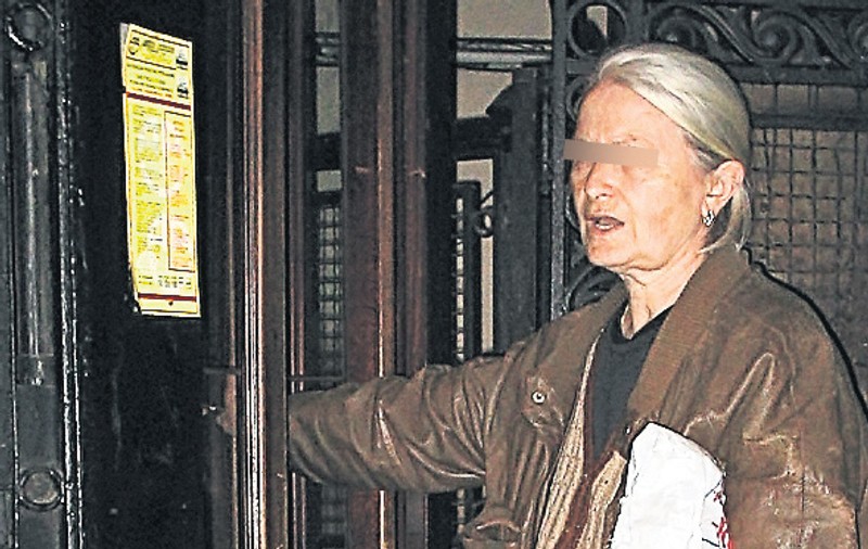 Frate şi soră de 13 şi 14 ani au fugit cu cerceii unei pensionare