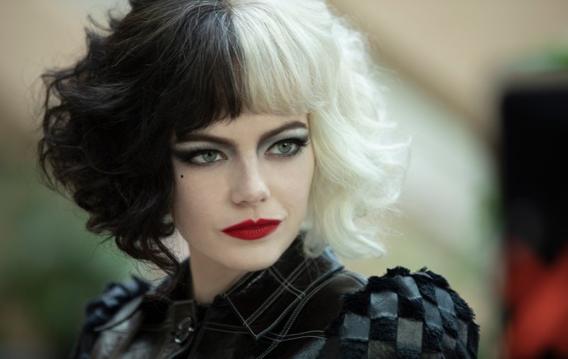 „Cruella”, remake-ul de succes care prezintă povestea celebrei răufăcătoare. Emma Stone, în rol principal