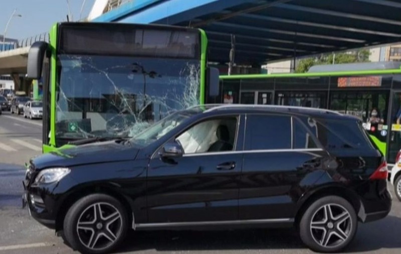 Autobuz implicat într-un accident sub Podul Basarab din București. Un copil, dus la spital