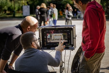 Regizorul Tedy Necula se uită la filmări ca să vadă ce mai trebuie schimbat