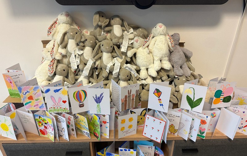 Fundația Ringier împreună cu Asociația Magic, la „Atelierul de creație și fapte bune”: felicitări și jucării de pluș pentru copiii din secțiile de oncopediatrie din București