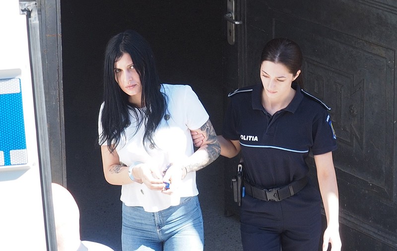 Ani grei de pușcărie pentru cuplul care a ucis un italian, l-a secționat și i-a dat foc pe câmp. Judecător: „O periculozitate feroce”