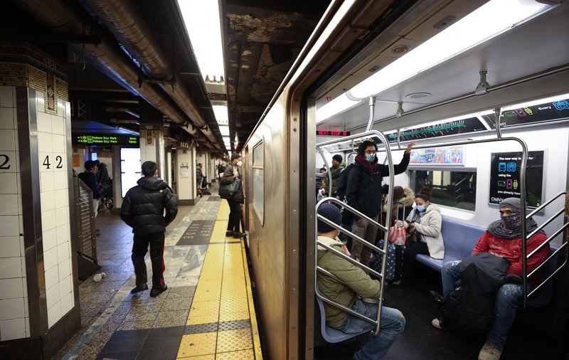 O tânără a fost înjunghiată într-un metrou din New York pentru că nu a vrut să-i spună agresorului cât e ceasul