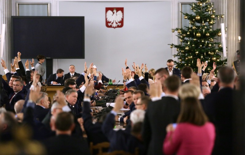 Criza parlamentară din Polonia, aproape de final. Partidul aflat la putere a retras proiectul care a provocat proteste