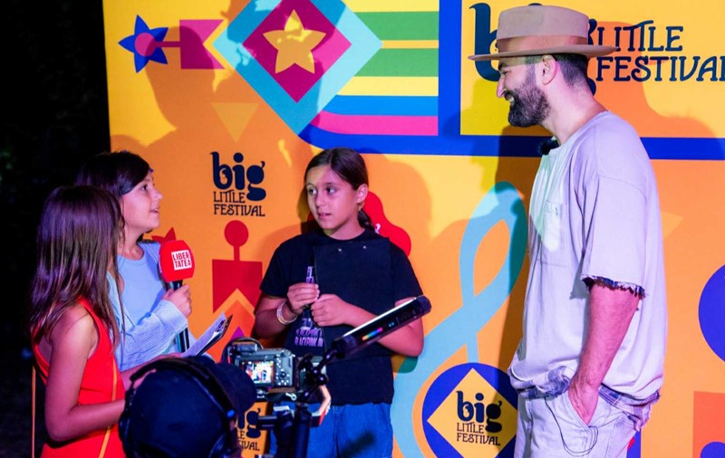 Smiley, intervievat de trei fetițe la Big Little Festival. Artistul a spus cum s-a distrat cu fiica Josephine: „Tobogane, tiribombă”