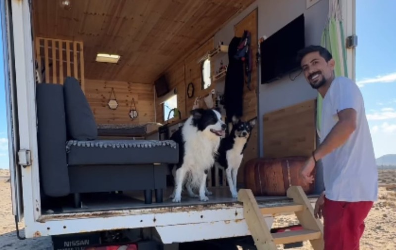 Povestea unui bărbat care locuiește de șapte ani într-un camion împreună cu cei doi câini ai săi: „Acum muncesc pentru a trăi experiențe” I VIDEO