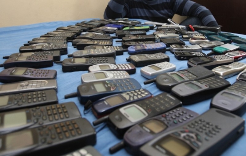 Telefoane mobile ascunse de deţinuţi în alimente, în căptuşeala hainelor sau în talpa pantofilor