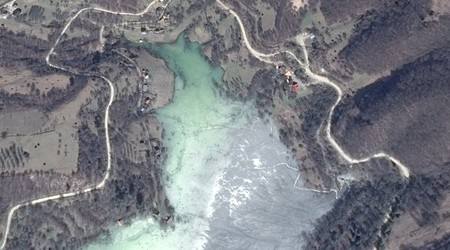 2017: Lacul ia proporții, apa se apropie de unele case, altele sunt acum sub apă
