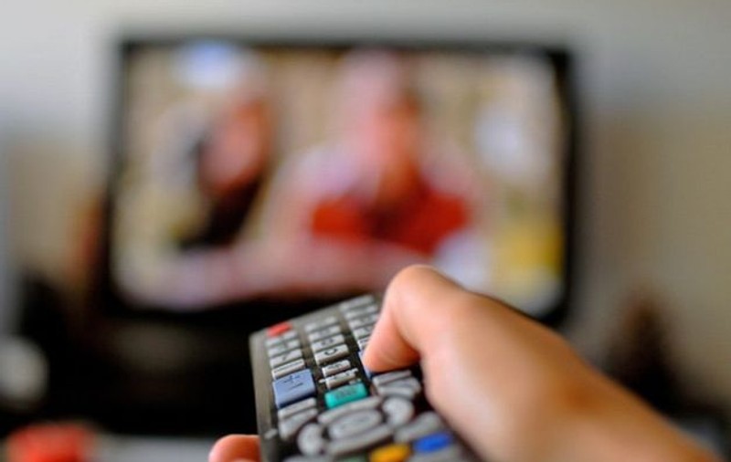 Intervenție inedită a pompierilor: Un tânăr din Neamț a rămas cu mâna blocată sub pat în timp ce căuta telecomanda