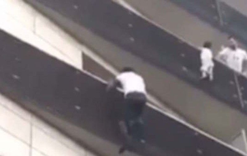 Un imigrant din Mali a ajuns erou la Paris. A escaladat în câteva secunde o clădire, pentru a salva un copil care atârna în gol / VIDEO