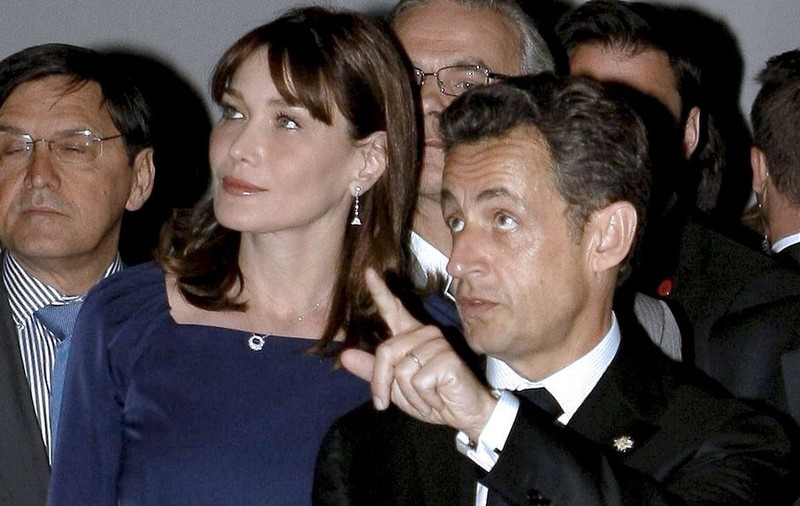 Sarkozy cumpără albumele Carlei pe bani publici