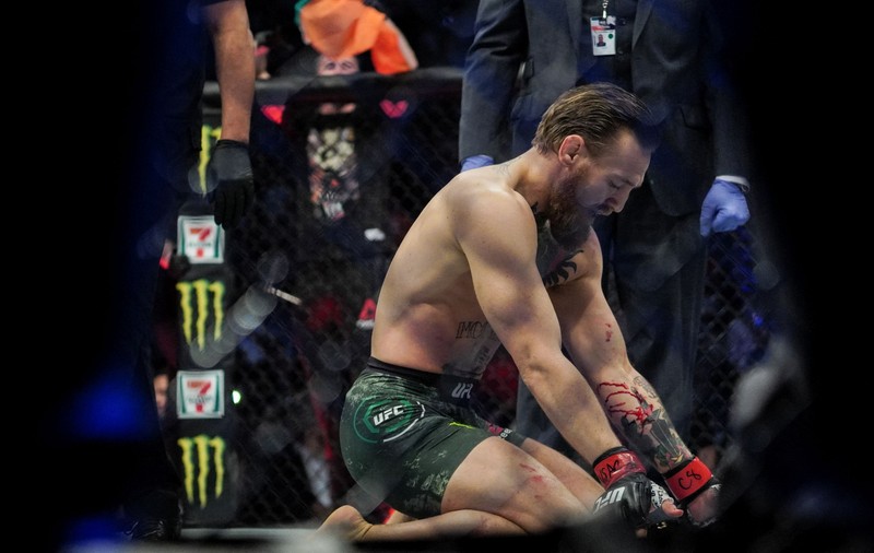 VIDEO | McGregor, făcut K.O. la revenirea în cușcă. Celebrul luptător irlandez a rezistat doar două reprize
