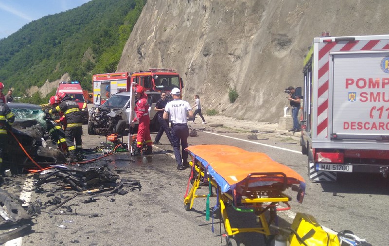 Polițist mort și trei răniți într-un accident grav cu trei maşini pe DN 6, în Mehedinți. Traficul este blocat complet