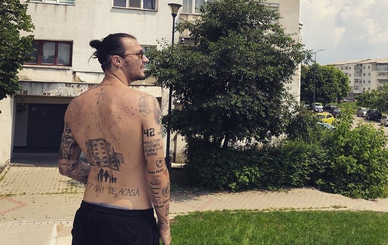 Vasile Mogoș are tatuați ”cei 7 ani de acasă”. Fotbalistul și verișoara sa au participat la o sărbătoare acasă, la Moara Domnească, în Vaslui
