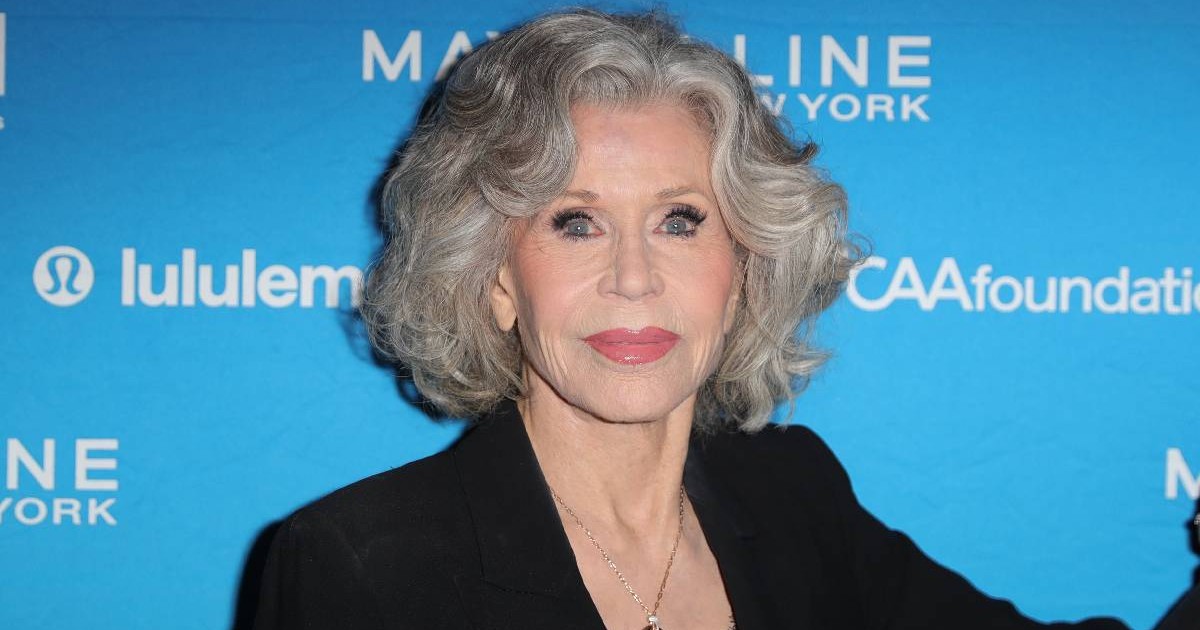 Jane Fonda, 87 de ani, îmbrăcată într-un sacou negru, cu o bluză neagră, participă la spectacolul caritabil This Is Crazy NAMI la Symphony Space pe 6 octombrie 2025, în New York.