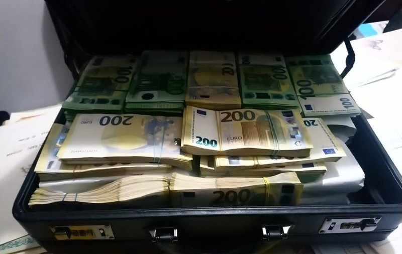 Bărbat arestat preventiv după ce a încercat să mituiască un poliţist cu 12.000 de euro. Era cercetat pentru furt