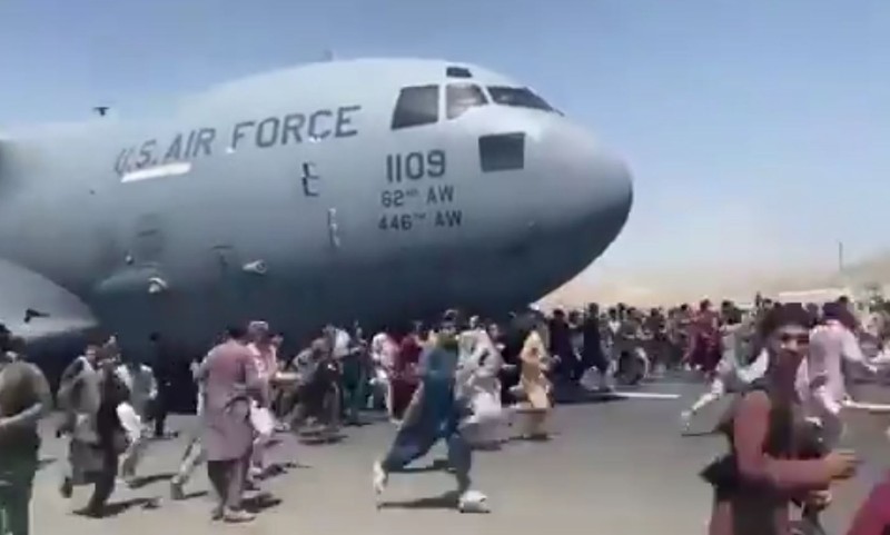 Sute de oameni au luat cu asalt pista aeroportului din Kabul