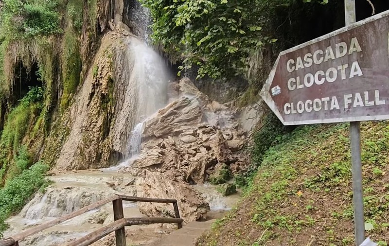 O bucată din cascada Clocota din Hunedoara s-a prăbușit. Ghid turistic: „E un fenomen natural, dar putea avea urmări grave”