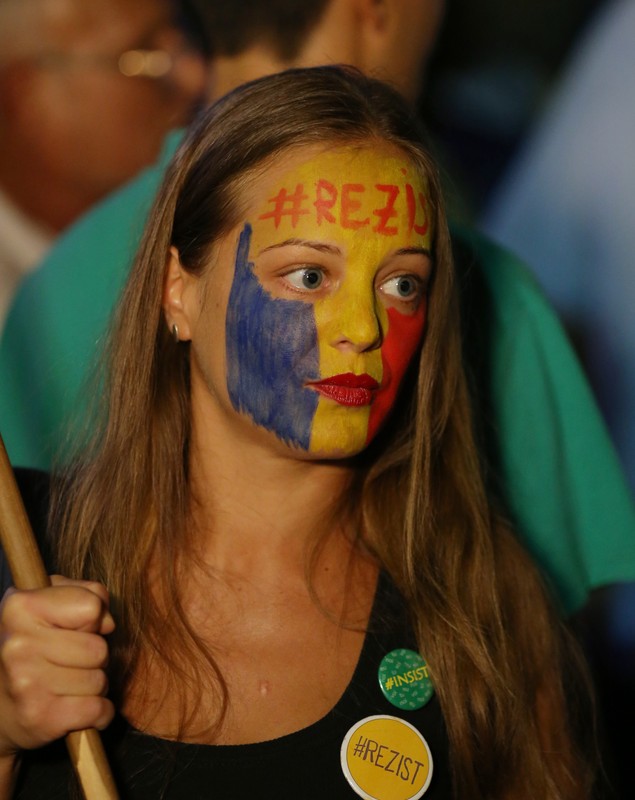 FOTO&VIDEO/ Peste 2.500 de oameni au protestat în Piața Victoriei faţă de modificările la legile justiţiei