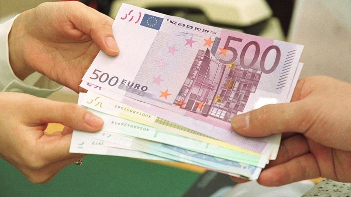Un director concediat pentru un bonus de 35.000 de euro a obținut 140.000 de euro în instanță. Sursă foto: Getty Images.