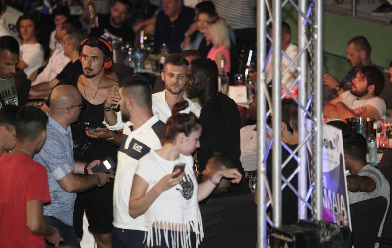 Superkombat. Un prinț arab a cumpărat 100 de sticle cu șampanie, într-un club de fițe din Mamaia