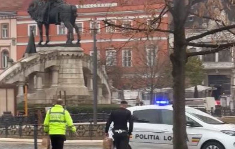 Polițiștii locali din Cluj, în misiune urgentă la KFC! Au pornit girofarurile cât timp și-au luat mâncarea