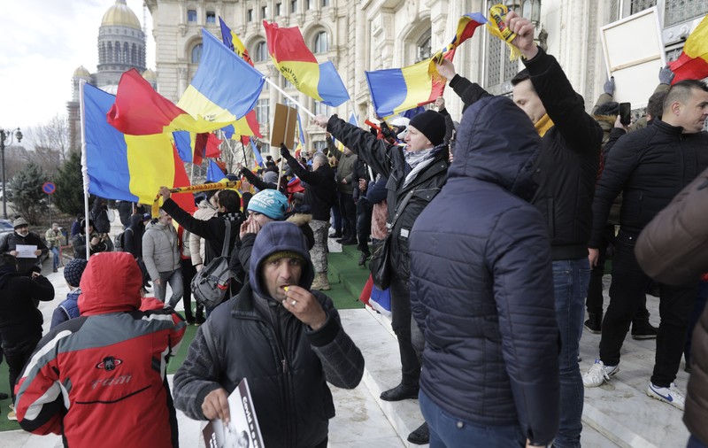 HAOS la protestul AUR. Zeci de protestatari au ajuns la ușa Parlamentului. Mai multe mașini au fost vandalizate