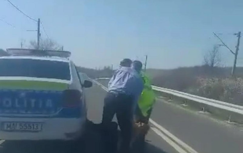 O femeie din Gorj, târătâ de polițiști până la mașina de poliție. Cum explică autoritățile intervenția