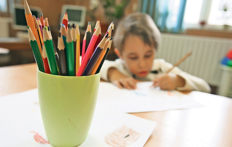 Munceşti în străinătate şi ţi-ai lăsat copiii în România? Poţi lua alocaţia în ţara în care lucrezi