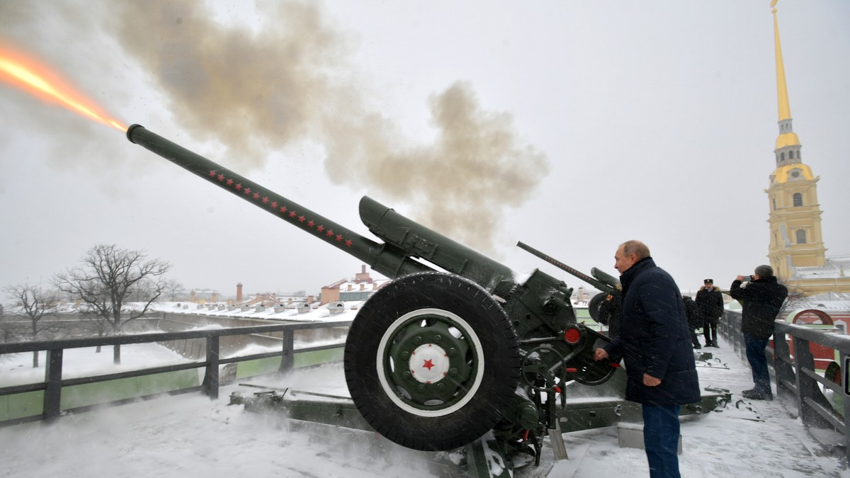 Momentul în care Vladimir Putin trage cu tunul, la Sankt Petersburg
