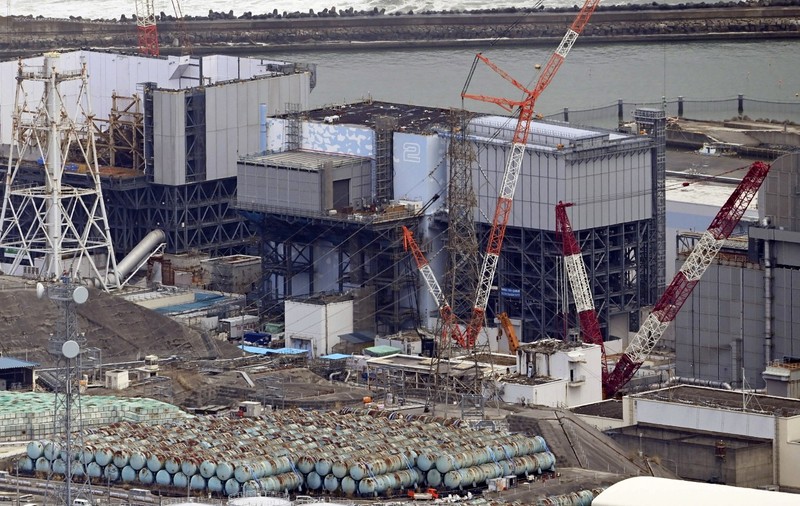 Premierul Japoniei plantează în sol radioactiv din Fukushima pentru a demonstra că nu mai este periculos