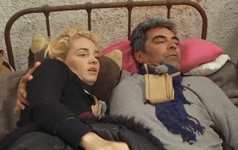 Marcel Toader şi soţia lui, moment de intimitate la "Ferma vedetelor". S-au retras în dormitor, departe de ceilalţi concurenţi