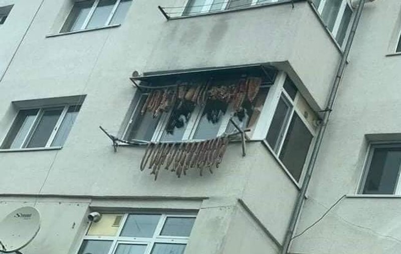 Vin sărbătorile! Slănină și cârnați puși la uscat, pe balcon