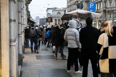 Coadă la o farmacie din Milano | Foto: Profimedia