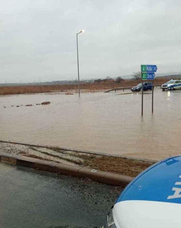 Drum inundat de ploile torențiale, în Hunedoara. Traficul rutier a fost închis la Geoagiu, la coborârea de pe autostrada A1